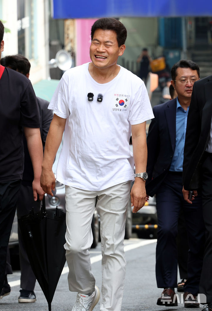 [서울=뉴시스] 박영태 기자 = 전 한국사 강사 전한길이 23일 서울 동작구 서울경찰청 광역범죄수사대에서 피의자 신분 조사를 받기위해 들어서고 있다. 2026.07.23. since1999@newsis.com