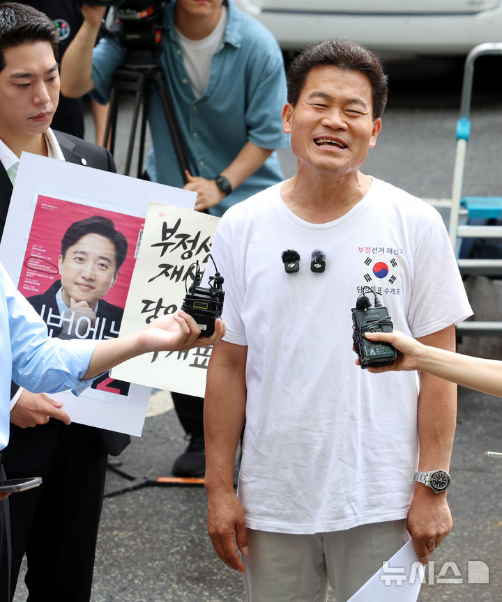 [서울=뉴시스] 박영태 기자 = 전 한국사 강사 전한길이 23일 서울 동작구 서울경찰청 광역범죄수사대에서 피의자 신분 조사를 받기 전 기자회견을 하고 있다. 2026.07.23. since1999@newsis.com