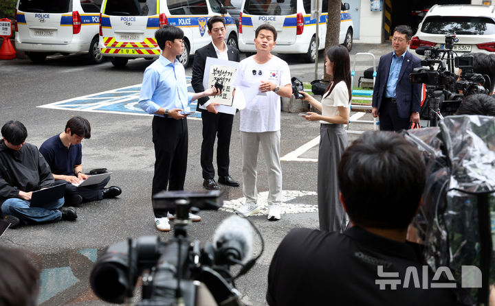 [서울=뉴시스] 박영태 기자 = 전 한국사 강사 전한길이 23일 서울 동작구 서울경찰청 광역범죄수사대에서 피의자 신분 조사를 받기 전 기자회견을 하고 있다. 2026.07.23. since1999@newsis.com