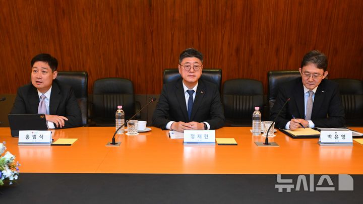 [서울=뉴시스] 조성우 기자 = 홈범식(왼쪽) LG유플러스 대표가 23일 서울 중구 SKT타워에서 열린 배경훈 부총리 겸 과학기술정보통신부 장관-이동통신 3사 CEO 간담회에서 발언하고 있다. 왼쪽부터 홍범식 LG유플러스 대표, 정재헌 SK텔레콤 대표, 박윤영 KT 대표 (공동취재) 2026.07.23. photo@newsis.com