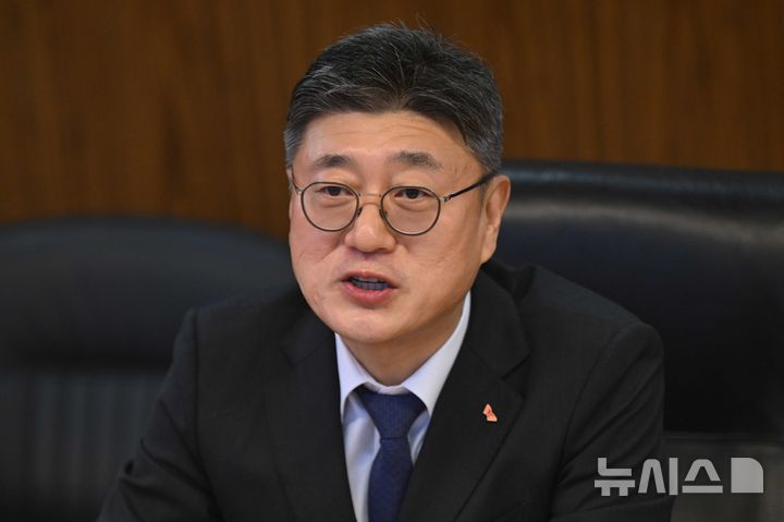 [서울=뉴시스] 조성우 기자 = 정재헌 SK텔레콤 대표가 23일 서울 중구 SKT타워에서 열린 배경훈 부총리 겸 과학기술정보통신부 장관-이동통신 3사 CEO 간담회에서 발언하고 있다. (공동취재) 2026.07.23. photo@newsis.com