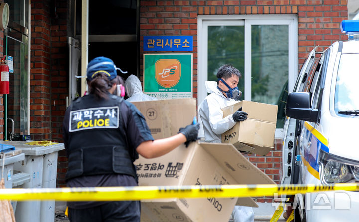 [경산=뉴시스] 이무열 기자 = 23일 오전 8시 29분께 경북 경산시 사동의 한 아파트 관리사무소 폭발 추정 사고 현장에서 과학수사대가 감식을 마친 뒤 나오고 있다. 2026.07.23. lmy@newsis.com