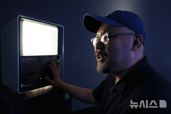 [서울=뉴시스] 박진희 기자 = 국립현대미술관·SBS문화재단 '올해의 작가상 2026' 후원작가 이정우가 23일 서울 종로구 국립현대미술관 서울에서 기자간담회를 하고 있다.&nbsp; 026.07.23. pak7130@newsis.com