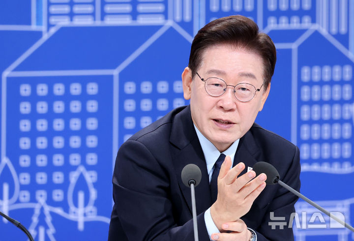 [서울=뉴시스] 김진아 기자 = 이재명 대통령이 23일 서울 여의도 KBS 별관에서 열린 부동산정책 국민 대토론회에서 발언하고 있다. (청와대통신사진기자단) 2026.07.23. bluesoda@newsis.com