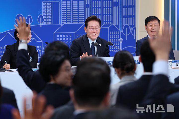 [서울=뉴시스] 김진아 기자 = 이재명 대통령이 23일 서울 여의도 KBS 별관에서 열린 부동산정책 국민 대토론회에서 참석자들의 의견을 받고 있다. (청와대통신사진기자단)  2026.07.23. bluesoda@newsis.com