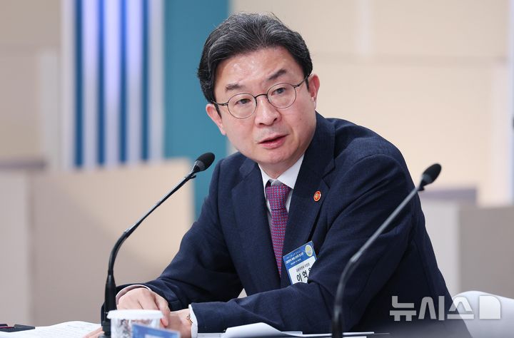 [서울=뉴시스] 김진아 기자 = 이억원 금융위원장이 23일 서울 여의도 KBS 별관에서 열린 부동산정책 국민 대토론회에서 발언을 하고 있다. (청와대통신사진기자단) 2026.07.23. bluesoda@newsis.com