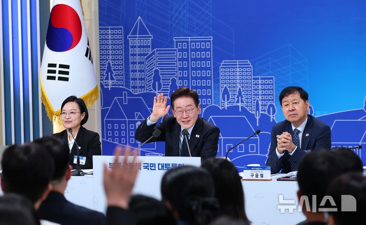 [서울=뉴시스] 김진아 기자 = 이재명 대통령이 23일 서울 여의도 KBS 별관에서 열린 부동산정책 국민 대토론회에서 참석자들의 의견을 받고 있다. (청와대통신사진기자단) 2026.07.23. bluesoda@newsis.com