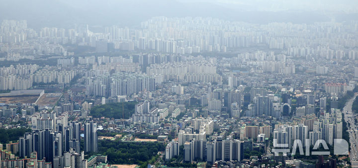[서울=뉴시스] 김선웅 기자 = 서울시가 한국부동산원 공표를 인용해 5월 서울 아파트 매매 실거래가격지수가 4월보다 1.33% 상승했다고 밝혔다. 4월 상승률 0.20%보다 상승 폭이 커졌으며 지난해 5월과 비교해 13.47% 올랐다. 전세 실거래 가격지수도 4월보다 1.04% 상승했다. 사진은 23일 서울 시내 아파트단지의 모습. 2026.07.23. mangusta@newsis.com