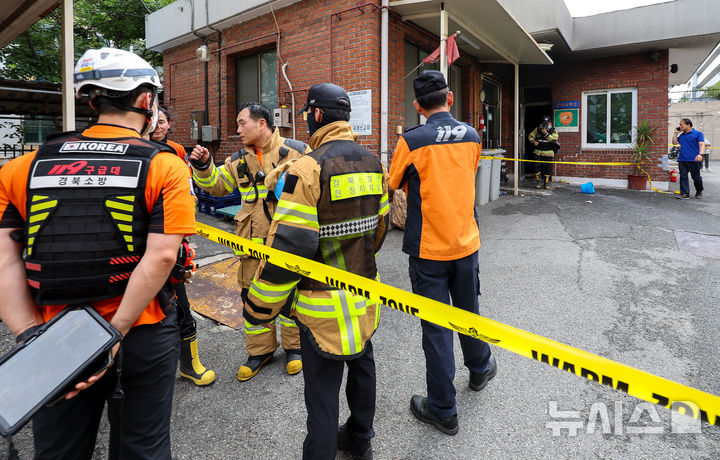 [경산=뉴시스] 이무열 기자 = 23일 오전 8시 29분께 경북 경산시 사동 한 아파트 관리사무소에서 폭발 추정 사고가 발생해 당국 관계자들과 현장 주변에 모여 있다. 2026.07.23. lmy@newsis.com