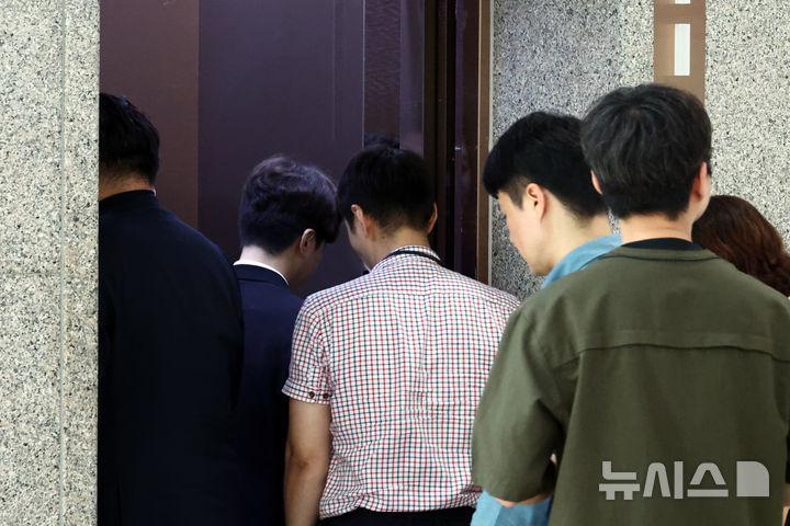 [과천=뉴시스] 고승민 기자 = 6·3 지방선거 당시 벌어진 투표용지 부족 사태를 수사하는 검경 합동수사본부가 중앙선거관리위원회와 송파·강남·서초구 선거관리위원회 등에 대한 추가 압수수색에 나섰다. 사진은 이날 오후 합수본 관계자들이 중앙선관위에서 이동하는 모습. kkssmm99@newsis.com