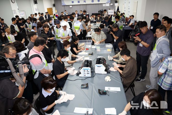  [부산=뉴시스] 하경민 기자 = 23일 부산 연제구 부산시선거관리위원회에서 선관위 관계자들이 지난 6·3 지방선거 때 26표 차로 당락이 갈린 부산시의원 북구1선거구에 대한 재검표를 하고 있다. 2026.07.23. yulnetphoto@newsis.com