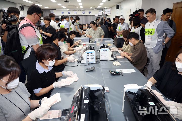 [부산=뉴시스] 하경민 기자 = 23일 부산 연제구 부산시선거관리위원회에서 선관위 관계자들이 지난 6·3 지방선거 때 26표 차로 당락이 갈린 부산시의원 북구1선거구에 대한 재검표를 하고 있다. 2026.07.23. yulnetphoto@newsis.com