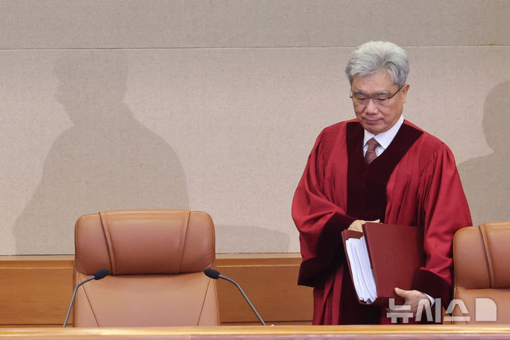 [서울=뉴시스] 권창회 기자 = 김상환 헌법재판소장이 23일 오후 서울 종로구 헌법재판소 대심판정에서 열린 7월 심판사건 선고에 참석해 자리하고 있다. 2026.07.23. kch0523@newsis.com