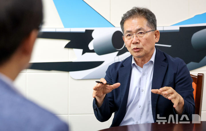 [대구=뉴시스] 이무열 기자 = 김진열 군위군수가 23일 대구 군위군 군위군청에서 뉴시스와 인터뷰하고 있다. 2026.07.23. lmy@newsis.com