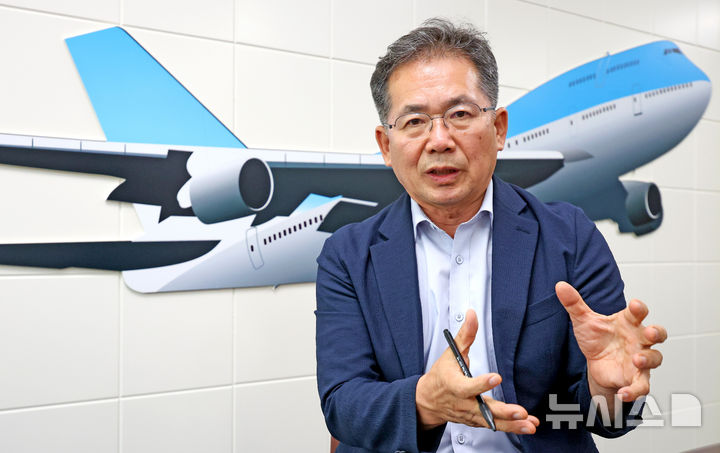 [대구=뉴시스] 이무열 기자 = 김진열 군위군수가 23일 대구 군위군 군위군청에서 뉴시스와 인터뷰하고 있다. 2026.07.23. lmy@newsis.com