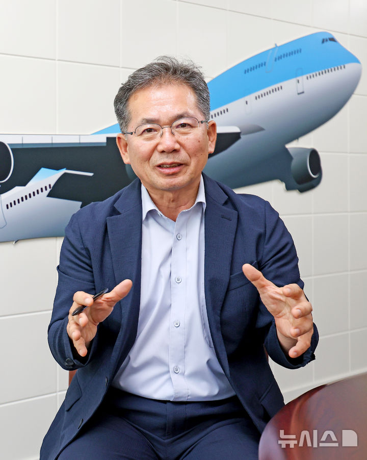 [대구=뉴시스] 이무열 기자 = 김진열 군위군수가 23일 대구 군위군 군위군청에서 뉴시스와 인터뷰하고 있다. 2026.07.23. lmy@newsis.com