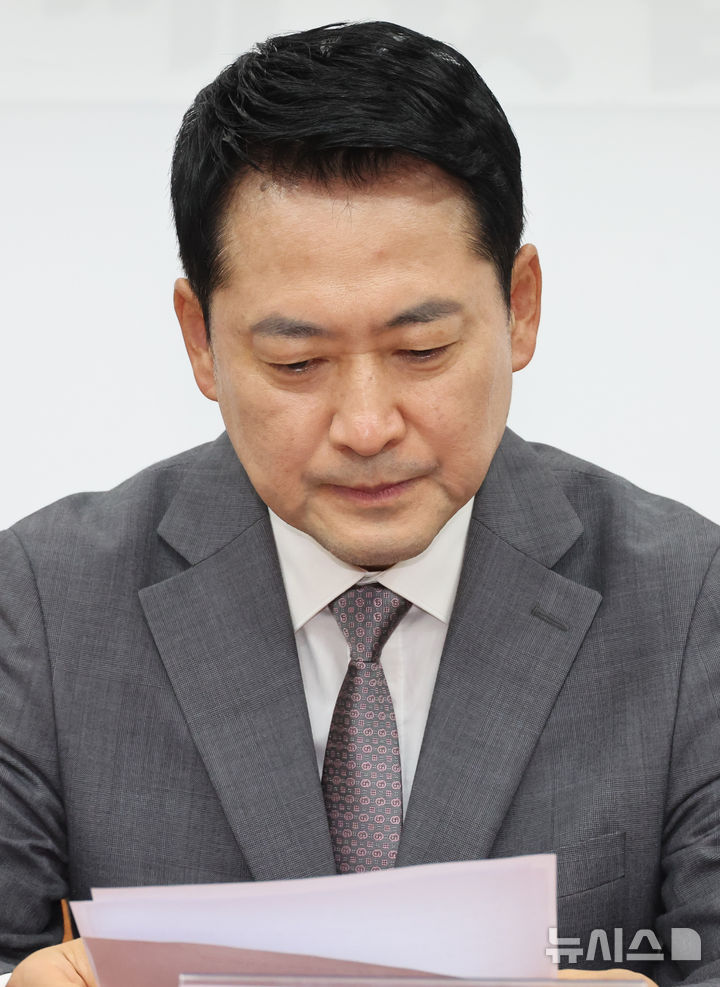 [서울=뉴시스] 최진석 기자 = 장동혁 국민의힘 대표가 23일 여의도 국회에서 열린 '국민의힘-선거관리위원회 공무원노동조합 간담회'에서 생각에 잠겨 있다. 2026.07.23. myjs@newsis.com