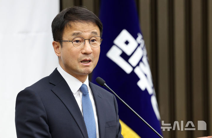 [서울=뉴시스] 고범준 기자 = 한병도 더불어민주당 대표 직무대행 겸 원내대표가 23일 서울 여의도 국회에서 열린 의원총회에서 발언하고 있다. 2026.07.23. bjko@newsis.com
