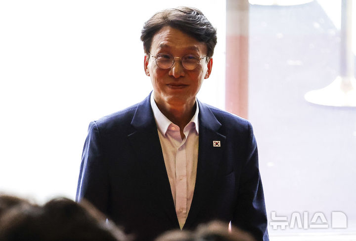 [서울=뉴시스] 정병혁 기자 = 김민석 더불어민주당 대표 후보가 23일 서울 여의도 국회에서 열린 의원총회에 참석하고 있다. 2026.07.23. jhope@newsis.com