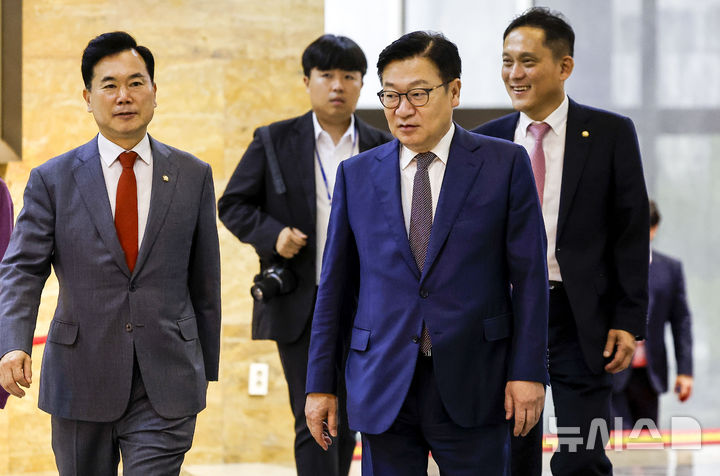 [서울=뉴시스] 정병혁 기자 = 정점식 국민의힘 원내대표가 23일 서울 여의도 국회에서 열린 의원총회에 참석하고 있다. 2026.07.23. jhope@newsis.com