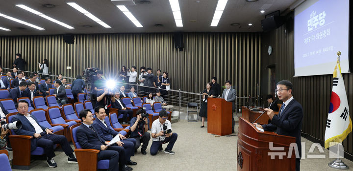 [서울=뉴시스] 고범준 기자 = 한병도 더불어민주당 대표 직무대행 겸 원내대표가 지난 23일 서울 여의도 국회에서 열린 의원총회에서 발언하고 있다. 2026.07.23. bjko@newsis.com