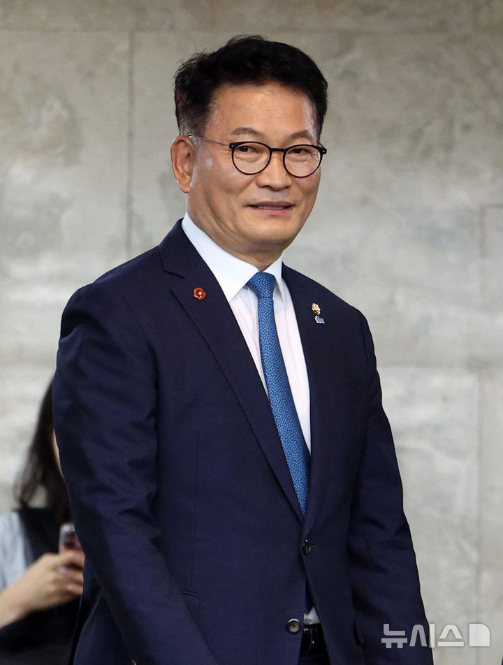[서울=뉴시스] 고범준 기자 = 당권주자인 송영길 더불어민주당 의원이 23일 서울 여의도 국회에서 열린 의원총회에 참석하고 있다. 2026.07.23. bjko@newsis.com