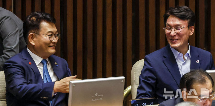 [서울=뉴시스] 정병혁 기자 = 김민석, 송영길 더불어민주당 대표 후보가 23일 서울 여의도 국회에서 열린 제437회 국회(임시회) 2차 본회의에 참석해 환하게 웃고 있다. 2026.07.23. jhope@newsis.com