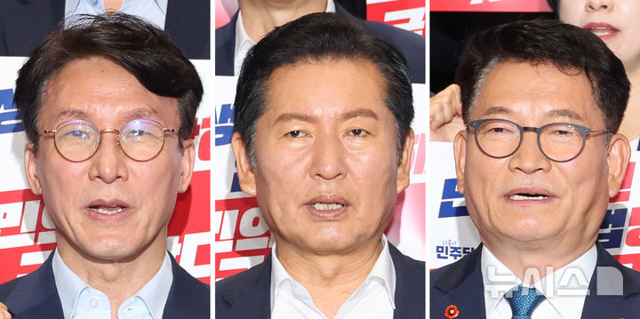 [서울=뉴시스] 최진석 기자 = 더불어민주당 당권주자인 김민석(왼쪽부터) 전 총리와 정청래 전 대표, 송영길 의원이 23일 서울 여의도 국회 로텐더홀에서 열린 민생외면 입법방해 국민의힘 규탄대회에 참석하고 있다. 2026.07.23. myjs@newsis.com