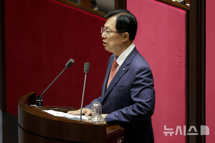 [서울=뉴시스] 정병혁 기자 = 23일 서울 여의도 국회에서 열린 제437회 국회(임시회) 2차 본회의에서 보건복지위원장으로 선출된 이만희 국민의힘 의원이 당선인사를 하고 있다. 2026.07.23. jhope@newsis.com