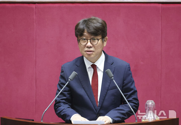 [서울=뉴시스] 김근수 기자 = 국회 국토교통위원장으로 선출된 유의동 국민의힘 의원이 23일 오후 서울 여의도 국회 본회의장에서 제437회국회(임시회) 제437-2차 본회의에서 당선인사를 하고 있다. 2026.07.23. ks@newsis.com