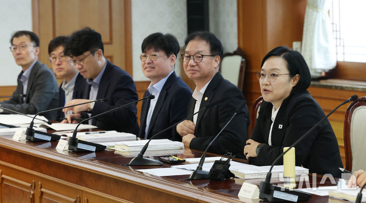[서울=뉴시스] 조수정 기자 = 한성숙 국무총리가 23일 오후 서울 종로구 정부서울청사에서 제58차 국제개발협력위원회 회의를 주재하고 있다. 2026.07.23. chocrystal@newsis.com