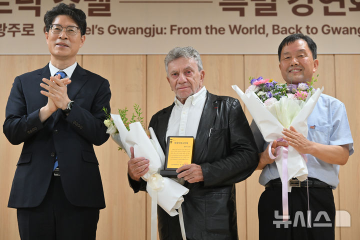 [전남광주=뉴시스] 이영주 기자 = 1980년 5월 광주의 참상을 세계에 알린 프랑스 출신 기자 '패트릭 쇼벨'(Patrick Chauvel)이 23일 오후 전남광주 동구 5·18기록관에서 열린 전남광주통합특별시 1호 명예시민증 수여식에 참석해 기념사진을 남기고 있다. 2026.07.23. leeyj2578@newsis.com