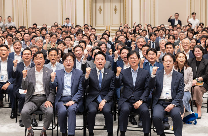 [서울=뉴시스] 조성봉 기자 = 강훈식 대통령 비서실장을 비롯한 참석자들이 23일 청와대에서 열린 이재명 정부 출범 2년차 맞이 전 직원 대상 조회에서 기념촬영을 하고 있다. 앞줄 왼쪽부터 전성환 경청통합수석, 홍익표 정무수석, 강 비서실장, 성기홍 홍보소통수석, 조성주 인사수석. (사진=청와대 제공) 2026.07.23. photo@newsis.com *재판매 및 DB 금지