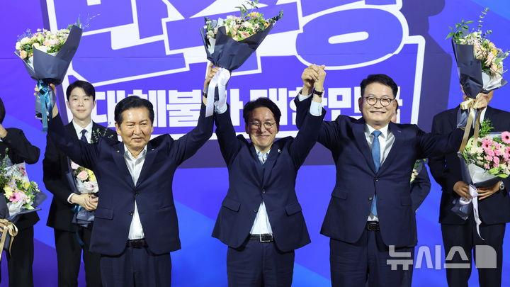 [서울=뉴시스] 최진석 기자 = 더불어민주당 당권주자인 정청래(왼쪽부터), 김민석, 송영길 후보가 23일 여의도 국회의원회관에서 열린 더불어민주당 당대표·최고위원 선출을 위한 예비경선 결과발표에서 본경선 진출을 확정지은 뒤 포즈를 취하고 있다. 2026.07.23. myjs@newsis.com