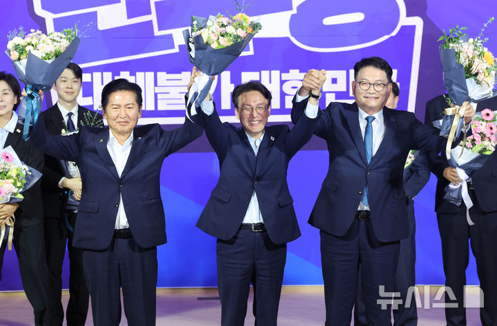 [서울=뉴시스] 최진석 기자 = 더불어민주당 8·17 전당대회 대표 경선에 진출한 정청래(왼쪽부터), 김민석, 송영길 후보가 23일 여의도 국회의원회관에서 열린 당대표·최고위원 선출을 위한 예비경선 결과발표에서 포즈를 취하고 있다. 2026.07.23. myjs@newsis.com