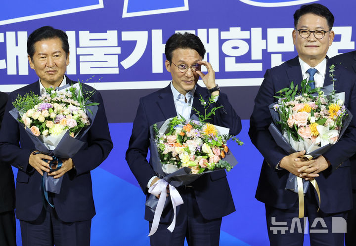 [서울=뉴시스] 최진석 기자 = 더불어민주당 8·17 전당대회 대표 경선에 진출한 정청래(왼쪽부터), 김민석, 송영길 후보가 23일 여의도 국회의원회관에서 열린 당대표·최고위원 선출을 위한 예비경선 결과발표에서 꽃다발을 들고 있다. 2026.07.23. myjs@newsis.com