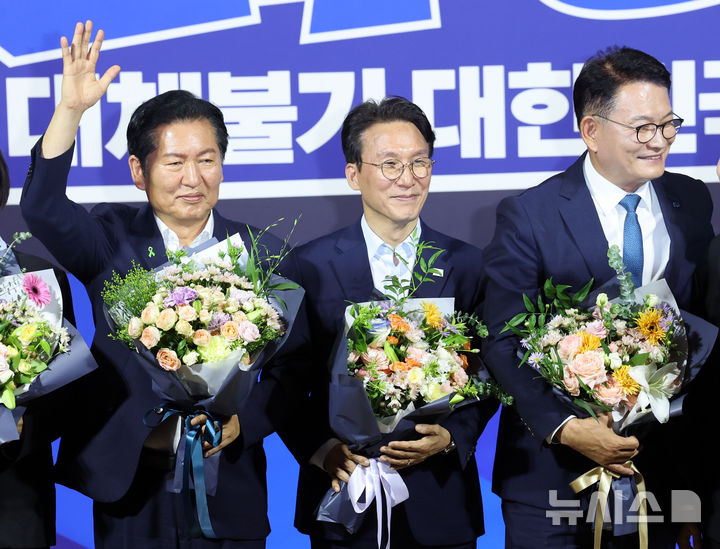 [서울=뉴시스] 최진석 기자 = 더불어민주당 8·17 전당대회 대표 경선에 진출한 정청래(왼쪽부터), 김민석, 송영길 후보가 23일 여의도 국회의원회관에서 열린 당대표·최고위원 선출을 위한 예비경선 결과발표에서 꽃다발을 들고 있다. 2026.07.23. myjs@newsis.com