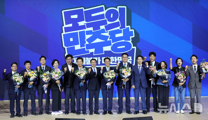 [서울=뉴시스] 최진석 기자 = 한병도 더불어민주당 대표 직무대행 겸 원내대표가 23일 여의도 국회의원회관에서 열린 당대표·최고위원 선출을 위한 예비경선 결과발표에서 본선경에 진출한 당대표·최고위원들과 기념촬영하고 있다.&nbsp; 왼쪽부터 박선원, 이성윤, 한민수, 최민희 최고위원 후보, 소병훈 중앙당 선거관리위원장인, 정청래 당대표 후보, 한병도 대표 직무대행 겸 원내대표, 김민석, 송영길 당대표 후보, 이학영 전국당원대회준비위원장인, 김용, 서미화, 임미애, 김영호 최고위원 후보. 2026.07.23. myjs@newsis.com