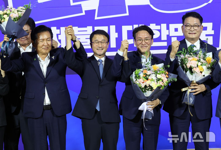 [서울=뉴시스] 최진석 기자 = 더불어민주당 8·17 전당대회 대표 경선에 진출한 정청래, 김민석, 송영길 후보가 23일 여의도 국회의원회관에서 열린 당대표·최고위원 선출을 위한 예비경선 결과발표에서 포즈를 취하고 있다. 왼쪽부터 정청래 후보, 한병도 대표 직무대행 겸 원내대표, 김민석, 송영길 후보. 2026.07.23. myjs@newsis.com