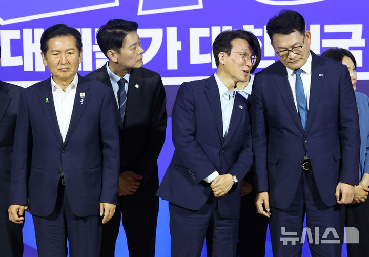 [서울=뉴시스] 최진석 기자 = 더불어민주당 8·17 전당대회 대표 경선에 진출한 정청래(왼쪽부터), 김민석, 송영길 후보가 23일 여의도 국회의원회관에서 열린 당대표·최고위원 선출을 위한 예비경선 결과발표에 참석해 있다. 2026.07.23. myjs@newsis.com