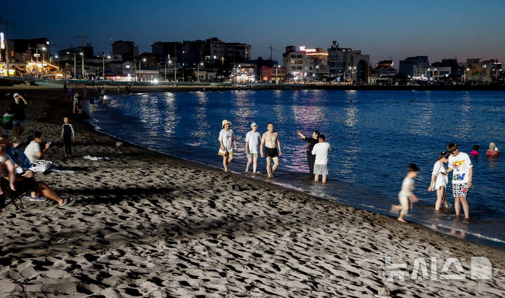 [제주=뉴시스] 우장호 기자 = 야간에도 더위가 기승을 부리는 23일 오후 제주시 이호테우해수욕장을 찾은 도민과 관광객들이 물놀이를 하고 있다. 2026.07.23. woo1223@newsis.com