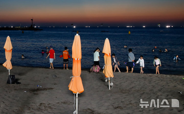 [제주=뉴시스] 우장호 기자 = 야간에도 더위가 기승을 부리는 23일 오후 제주시 이호테우해수욕장을 찾은 도민과 관광객들이 물놀이를 하고 있다. 2026.07.23. woo1223@newsis.com