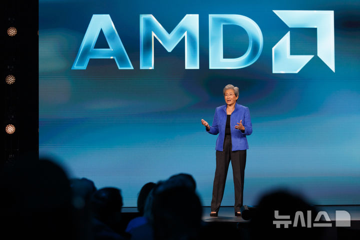 [샌프란시스코=AP/뉴시스] 리사 수 AMD 회장 겸 최고경영자(CEO)가 23일(현지 시간) 미 캘리포니아주 샌프란시스코에서 열린 '어드밴싱 AI 2026' 콘퍼런스에서 기조연설 하고 있다. 수 CEO는 베니스와 자사 최고 사양 그래픽 처리장치(GPU) MI455X를 하나의 캐비닛에 담은 완제품 AI 서버 랙 '헬리오스'를 곧 출하할 것이라고 밝혔다. 2026.07.24.