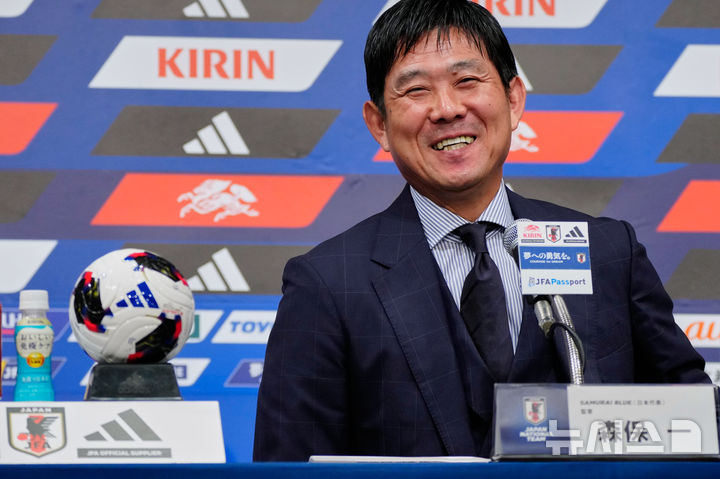 [도쿄=AP/뉴시스] 모리야스 하지메 일본 축구대표팀 감독이 24일 일본 도쿄에서 기자회견하고 있다. 일본축구협회(JFA)는 모리야스 감독이 2027 아시안컵까지 대표팀을 지휘한 뒤 오이와 고 감독에게 지휘봉을 넘길 것이라고 밝혔다. 2026.07.24.
