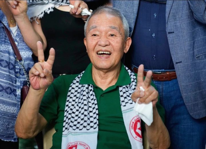 [베이루트=AP/뉴시스] 일본 적군파 게릴라 부대원 오카모토 고조(74)가 2022년 5월 30일 레바논 베이루트의 한 팔레스타인 묘지에 도착해 팔레스타인을 지원하다 전사한 일본인 4명의 기념비를 참배한 뒤 지지자들에게 승리의 V자 손짓을 하고 있다.2026.07.24. *재판매 및 DB 금지
