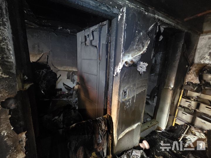 [서울=뉴시스]전날(23일) 오후 2시46분께 서울 서대문구 홍은동의 3층짜리 연립주택 1층에서 불이 나 주민 4명이 다쳤다. (사진=서대문소방 제공) 2026.07.24. photo@newsis.com