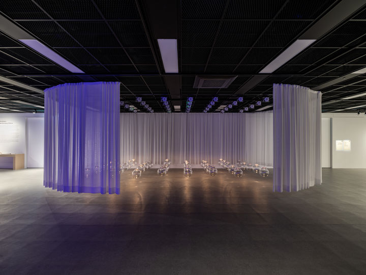박은영 〈Untitled〉, 2026, 인터랙티브 설치l(투명 구체, LED, 물, 센서, 모터), 가변크기 *재판매 및 DB 금지