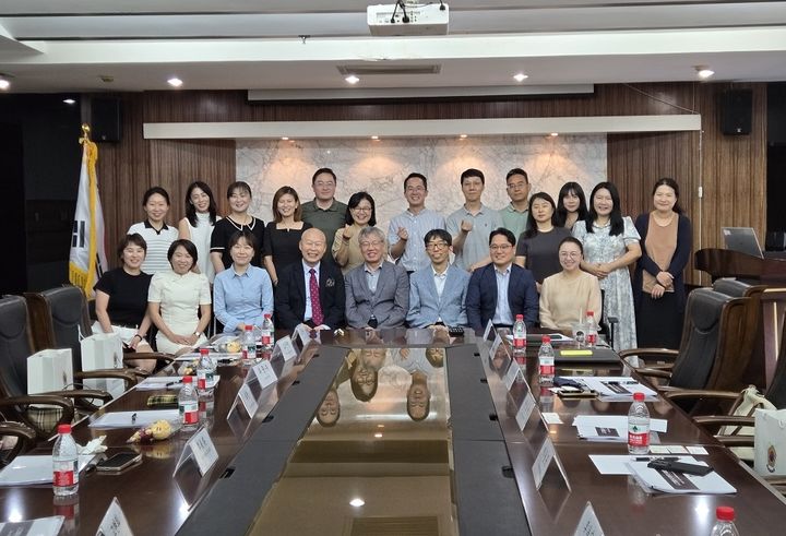 [서울=뉴시스] 7일 중국 시안 주재 한국 총영사관 초청으로 열린 한국어 교육기관 간담회에서 참석자들이 기념 사진을 촬영하고 있다. (사진=고려대 제공) 2026.07.24. photo@newsis.com *재판매 및 DB 금지