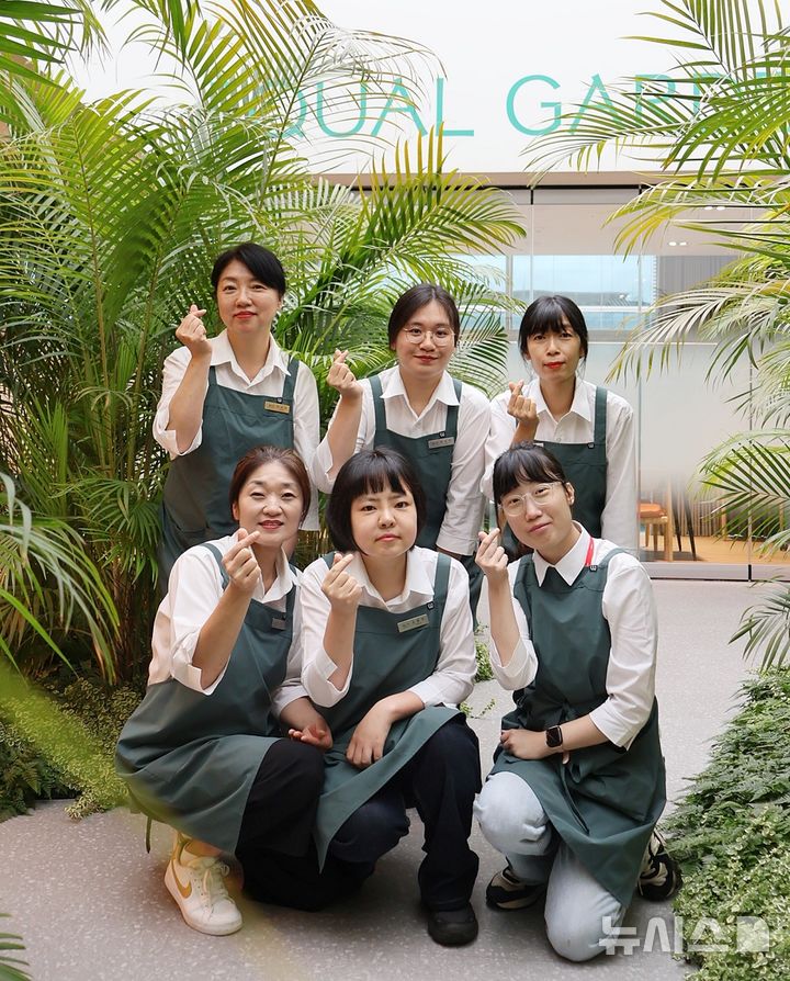 [서울=뉴시스] 서울 송파구 한미C&C스퀘어 13층에 마련된 이퀄가든에서 카페를 운영하는 장애인 바리스타 직원들이 사진촬영을 하고 있다. (사진=한미그룹 제공) 2026.07.25. photo@newsis.com