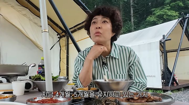 [서울=뉴시스] 지난 22일 개그우먼 조혜련이 자신의 유튜브 채널에서 다이어트 유지 비법에 대해 과자와 같은 간식을 오이로 대체한 것이라고 말했다. (사진=유튜브 '조회련:조혜련' 캡처)